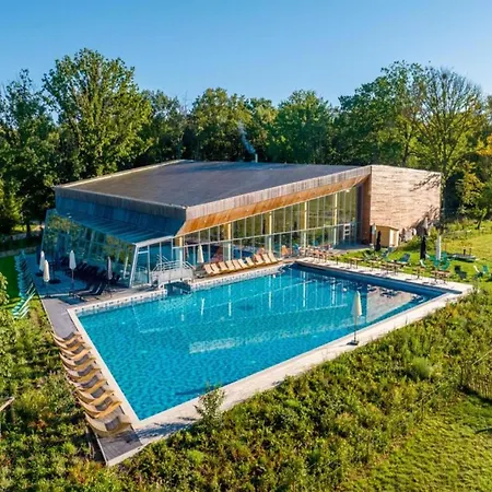 Near Tournai In Award-winning Park *